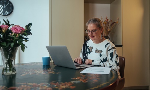 foto van een vrouw met een laptop