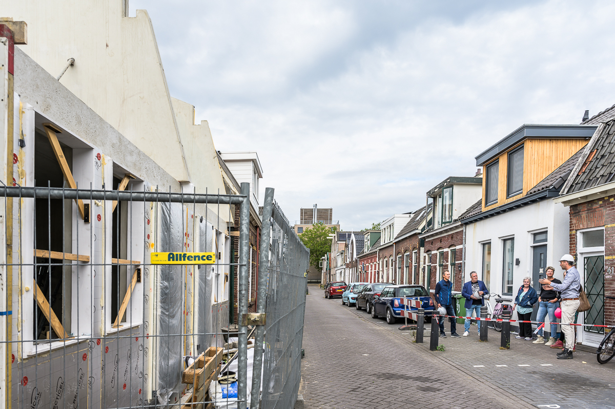 Foto van woningen Eendrachtstraat 40 en 42 met de wethouder